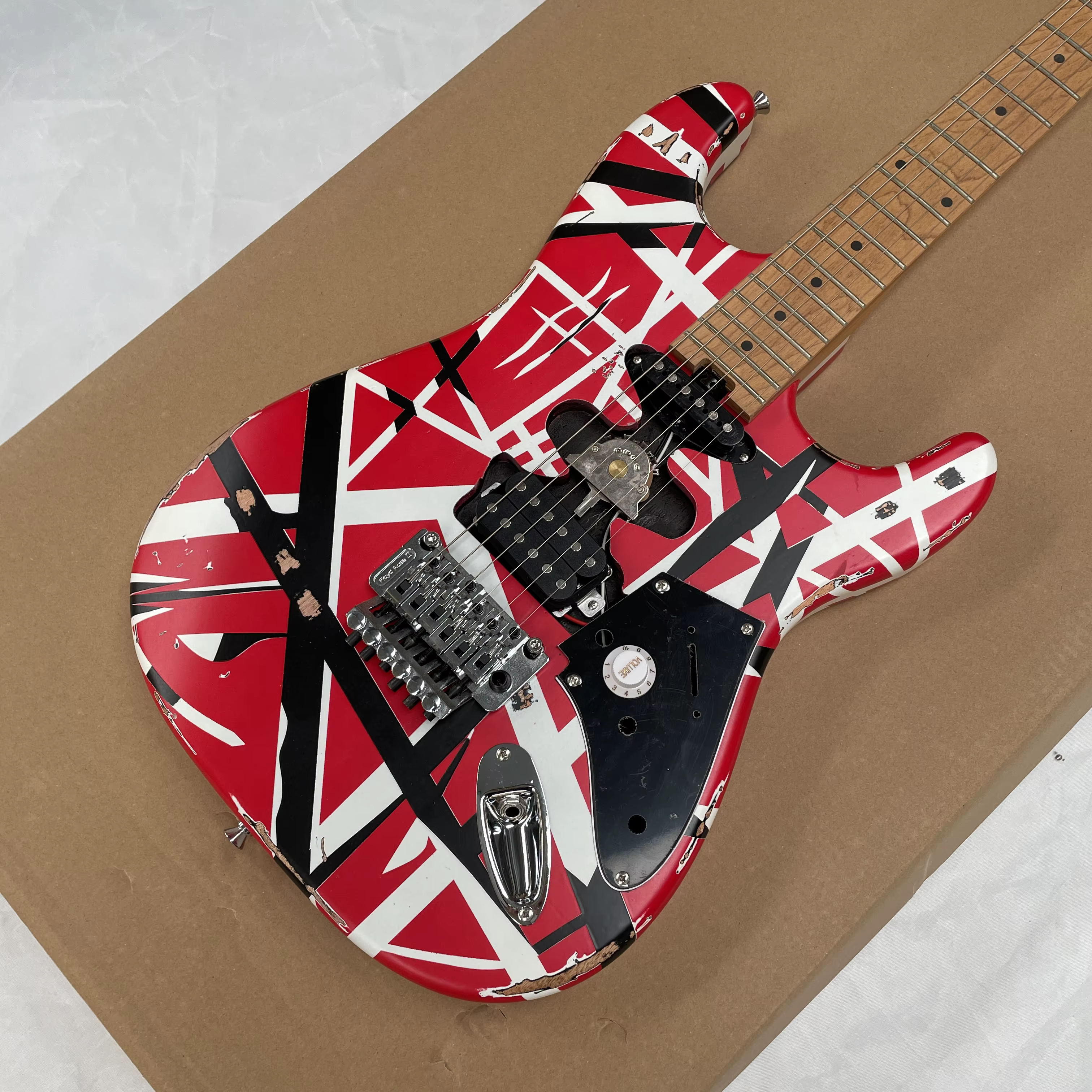 Guitare électrique à 6 cordes de style vintage avec micro SH et système de trémolo, guitare électriq