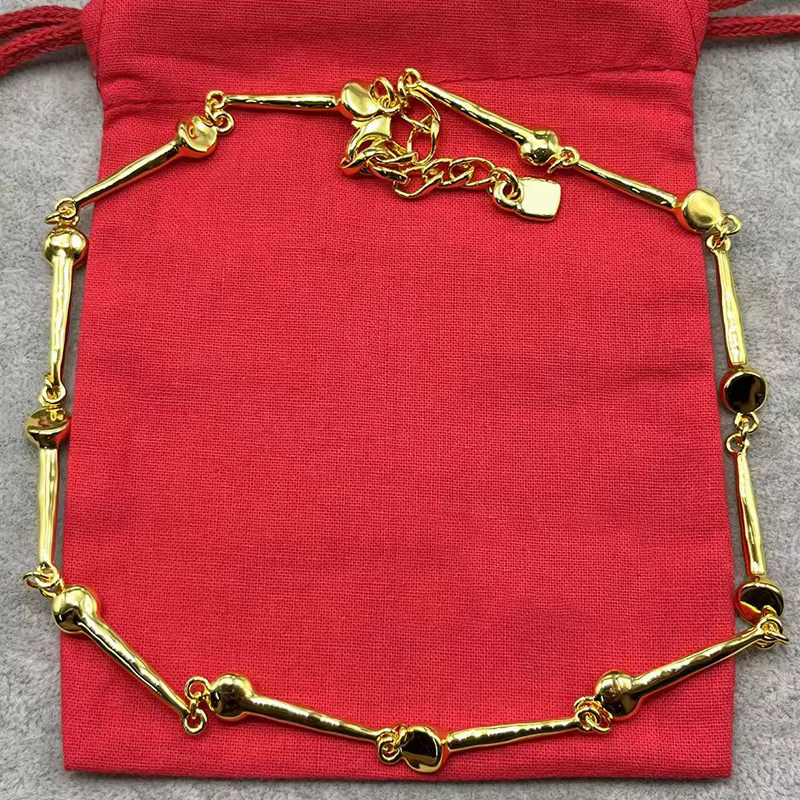 Bijoux faits à la main Se. Colliers et bracelets en tons or/argent avec pendentifs en cristal et des