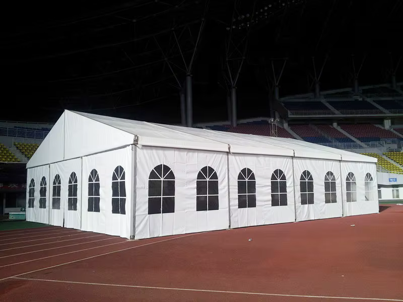 Chapiteau extérieur grand format imperméable en PVC blanc ou transparent avec structure en aluminium
