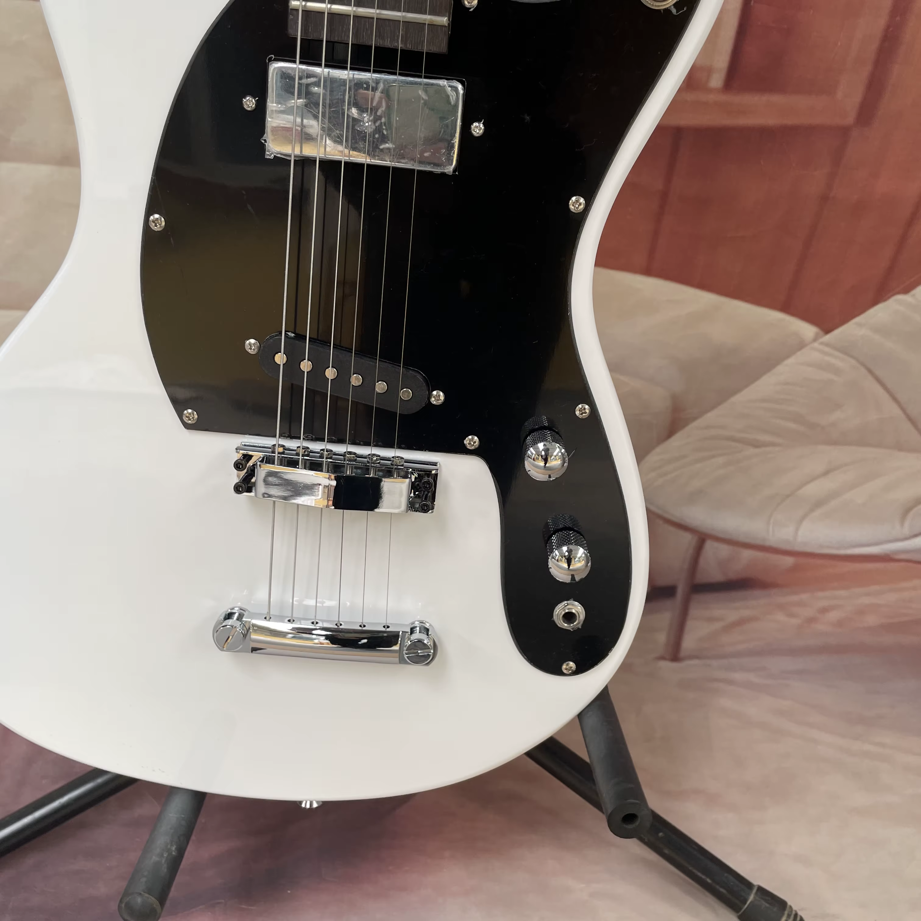 Guitare électrique à 6 cordes avec corps blanc et pickguard noir, manche en palissandre – guitare lé