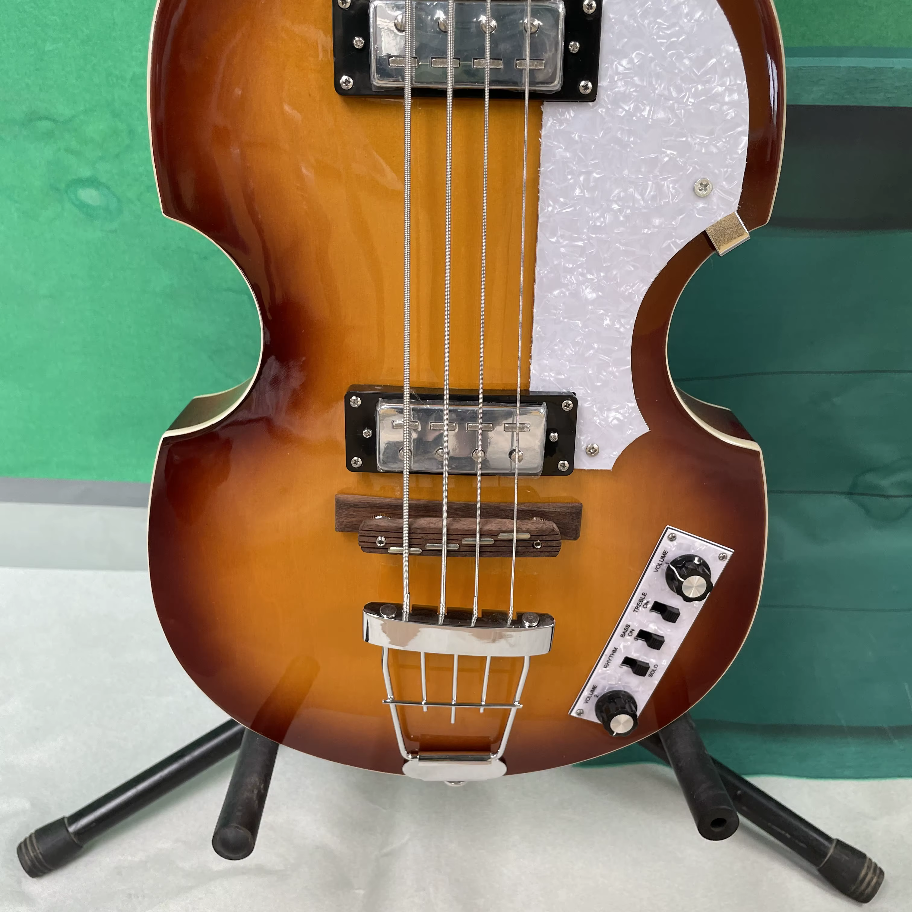 Guitare basse électrique à 4 cordes, corps de style violon, pickguard blanc, quincaillerie argentée,