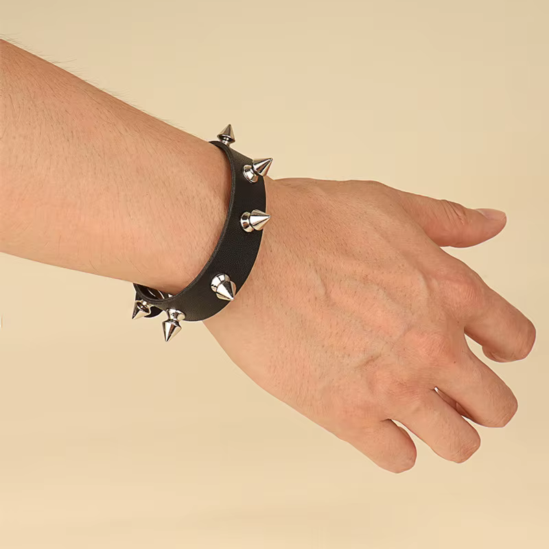 Bracelet punk pour hommes et femmes, bracelet gothique en cuir noir avec clous en métal cloutés, riv