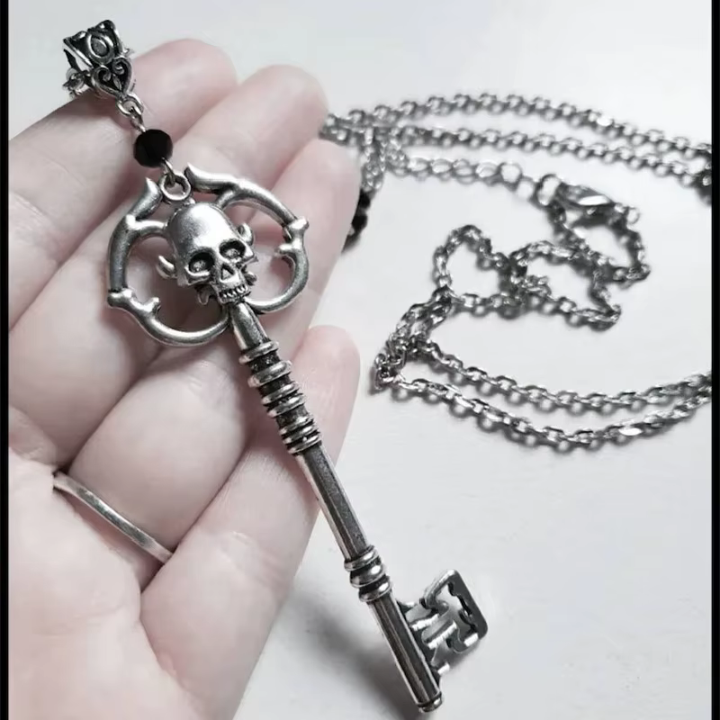 Collier clé squelette en argent Antique