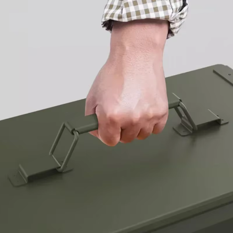 Boîte à outils en métal avec serrure