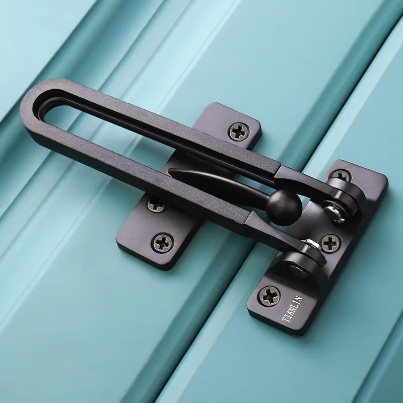 Serrure à barre pivotante pour portes à charnière