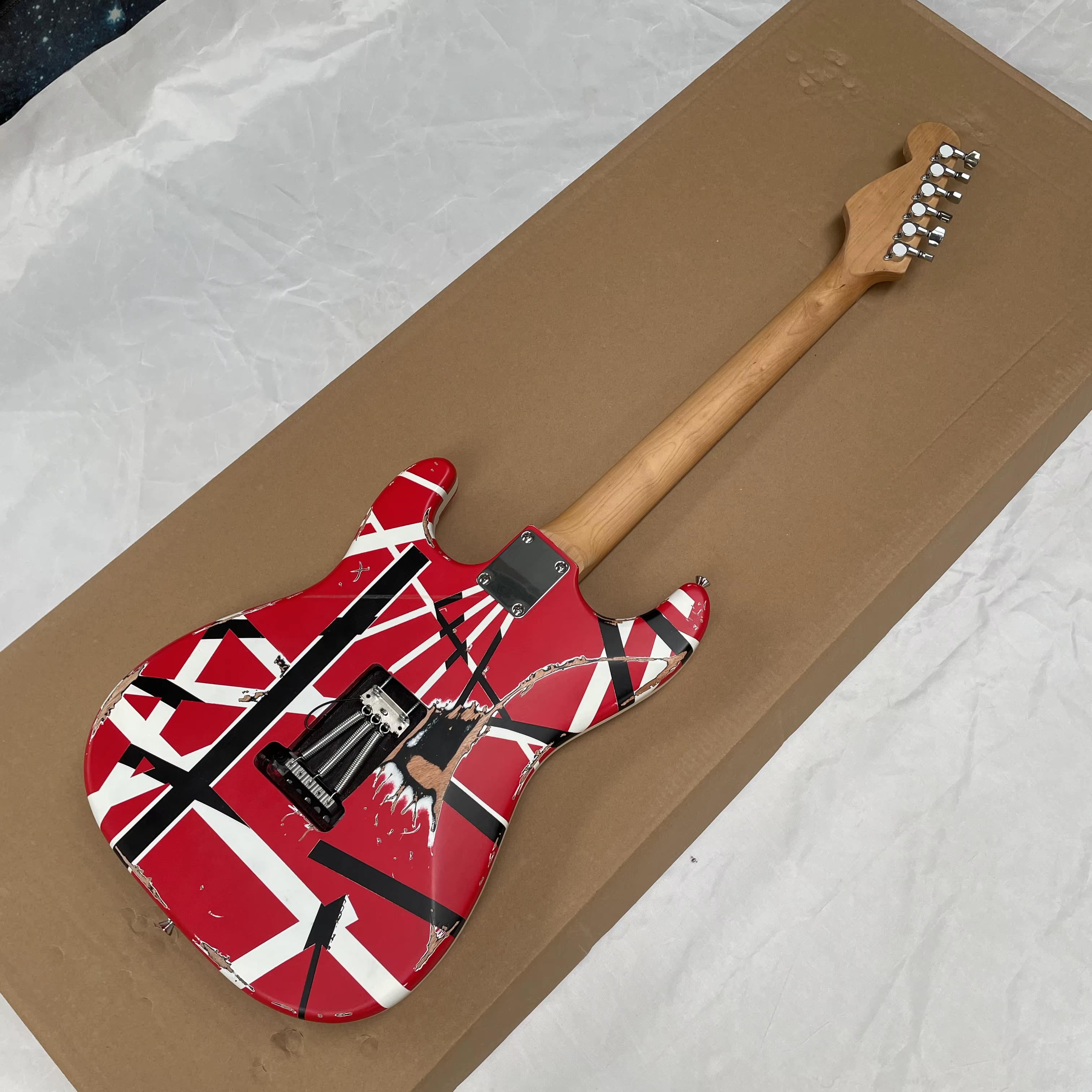 Guitare électrique à 6 cordes de style vintage avec micro SH et système de trémolo, guitare électrique rock