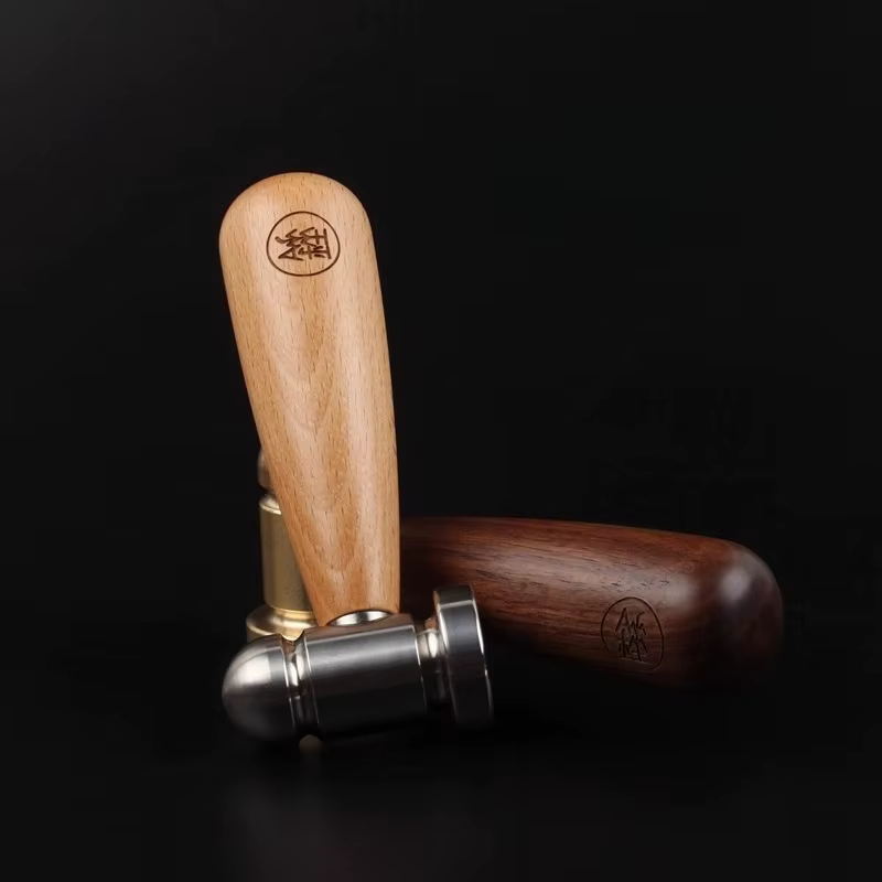 Petit marteau à graisse en laiton et bois de pêche noir