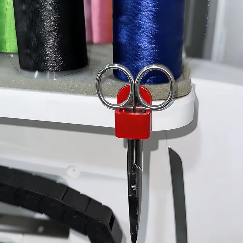 Organisateur de rangement pour ciseaux de machine à coudre avec support adhésif