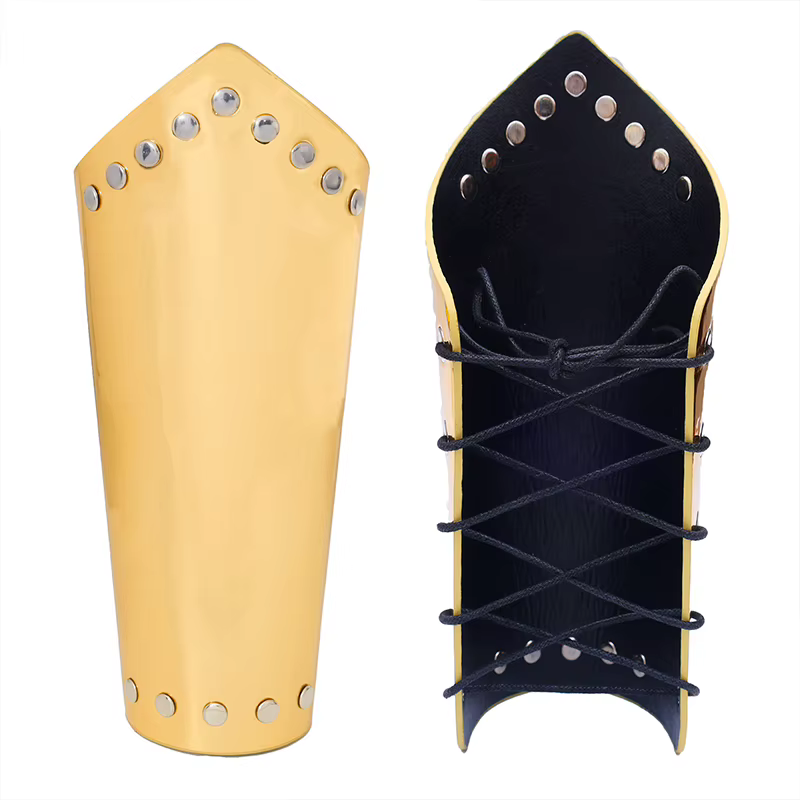 Protège-bras médiévaux en argent et or avec rivets