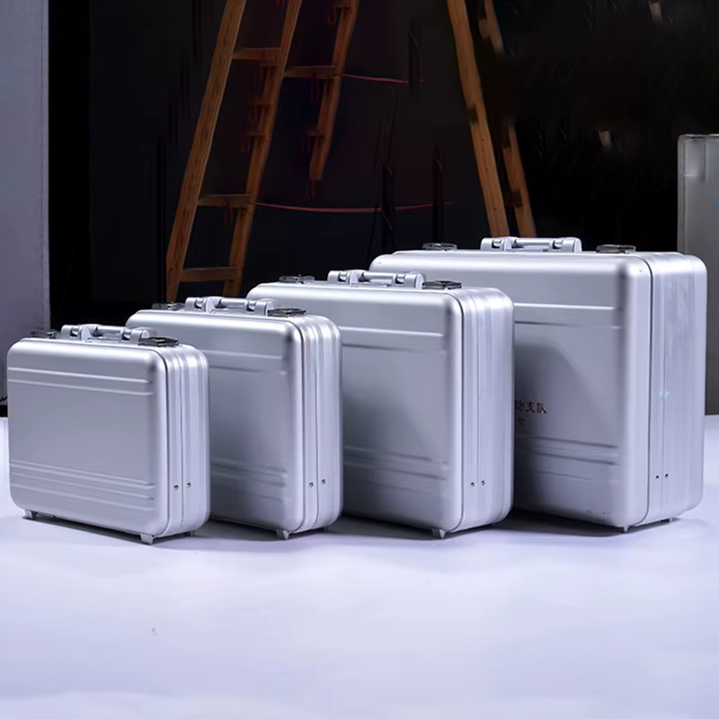 Boîte à outils complète multifonctionnelle en aluminium