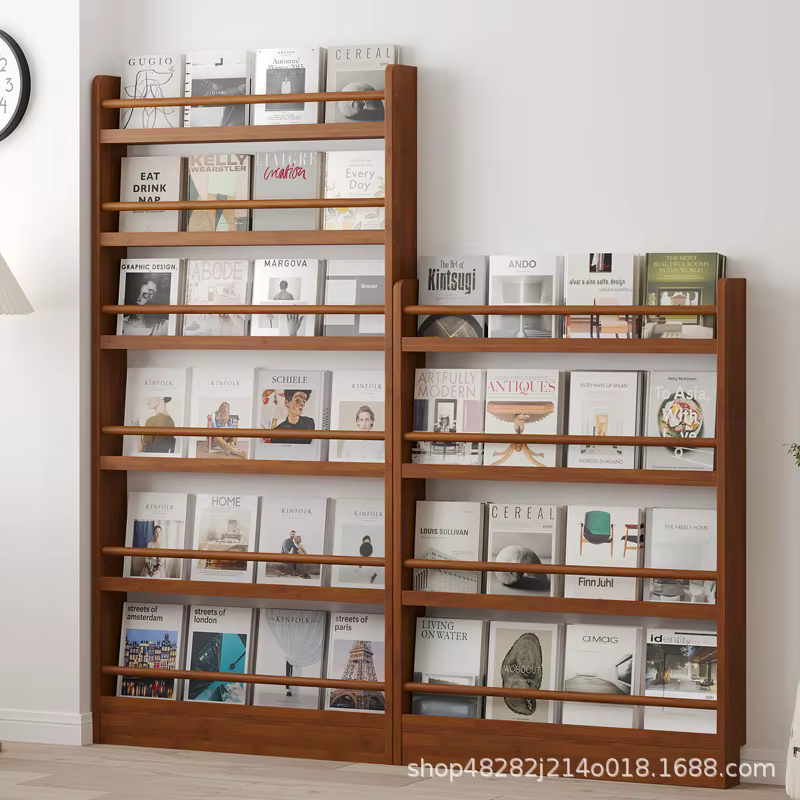 Derrière la porte, il y a une petite bibliothèque, une bibliothèque ultra-mince multicouche en bois massif, un porte-journaux, un enfant à fente étroite