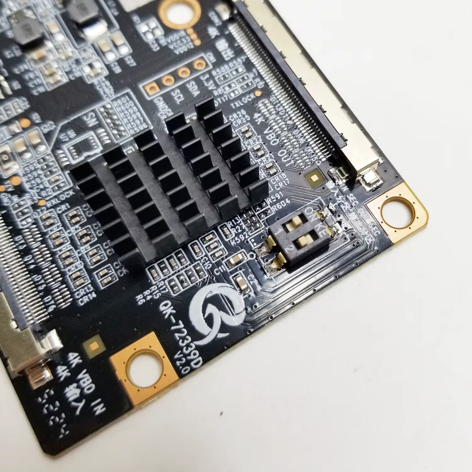 QK-72339D version améliorée V2.0 résout le problème de partition de l'écran LCD 4K Modification de la partition de la télévision LCD 4K