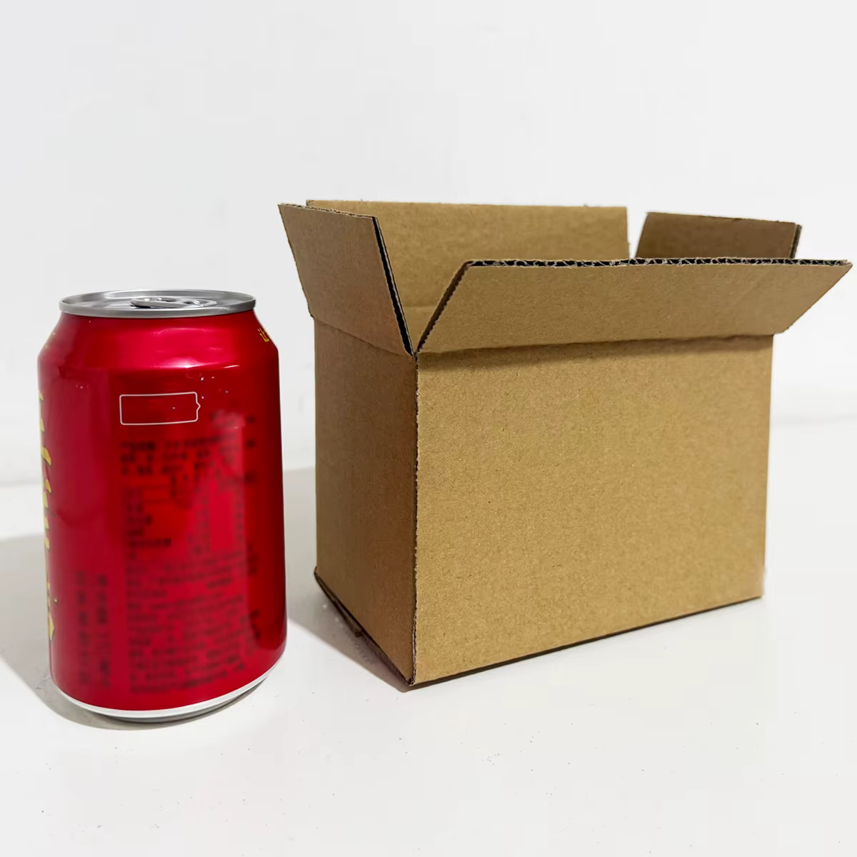 Boîte de courrier en carton ondulé marron avec couvercles