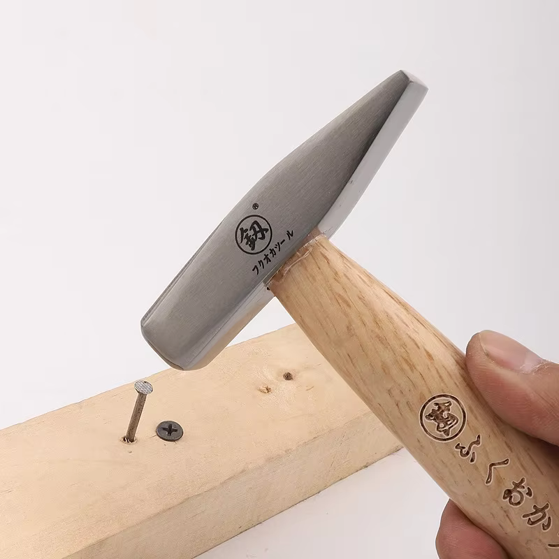 Marteau de montage en bois massif poli