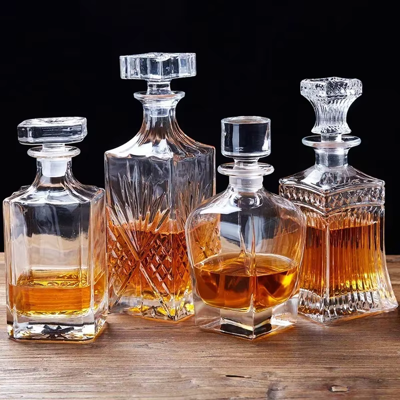 Bouteille de vodka en cristal vintage, carafe en verre de whisky, boisson au vin rouge