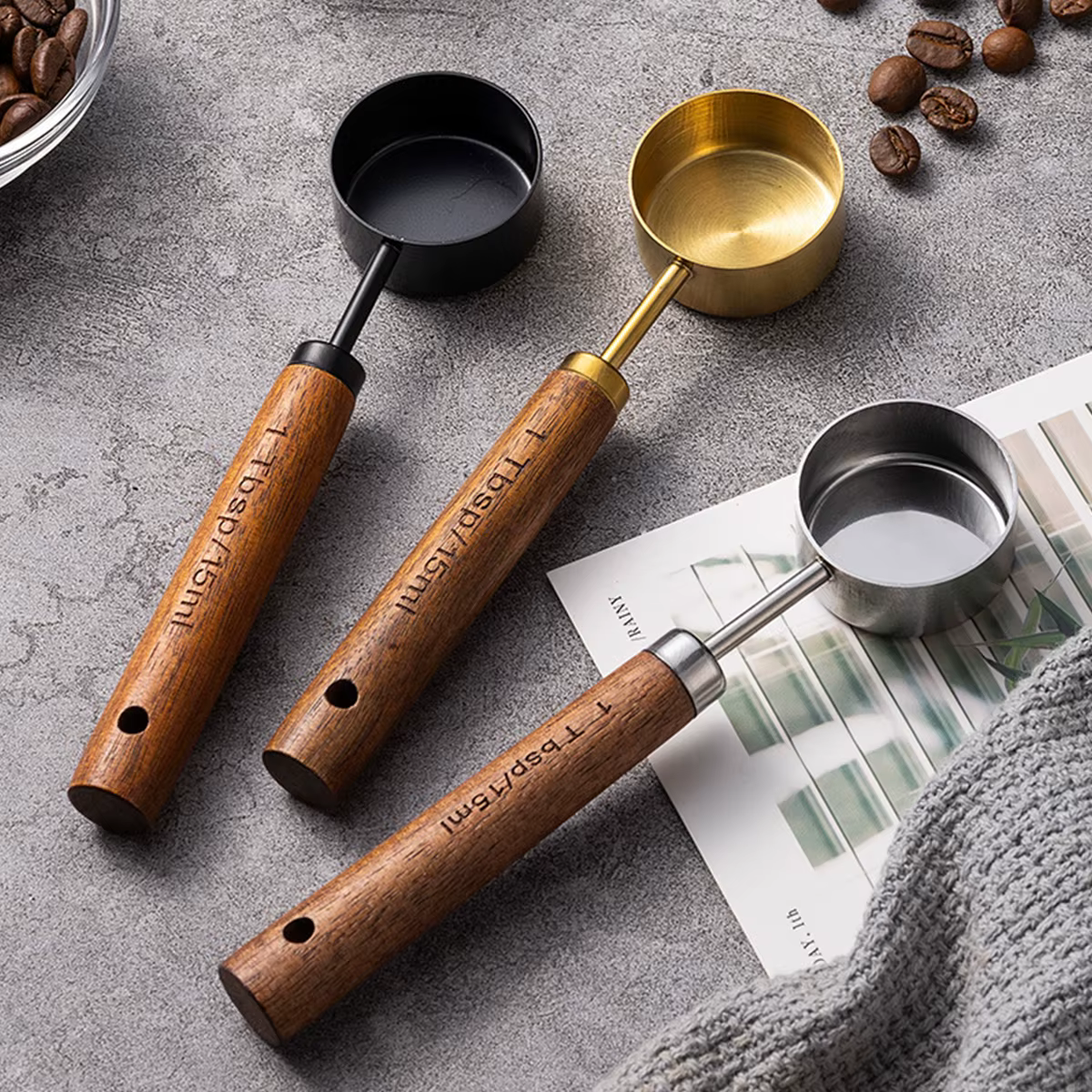 1 cuillère à café en bois de noyer; petite