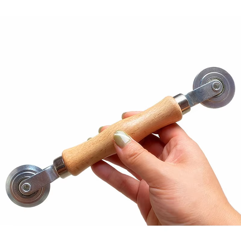 Poignée en bois et roues en acier
