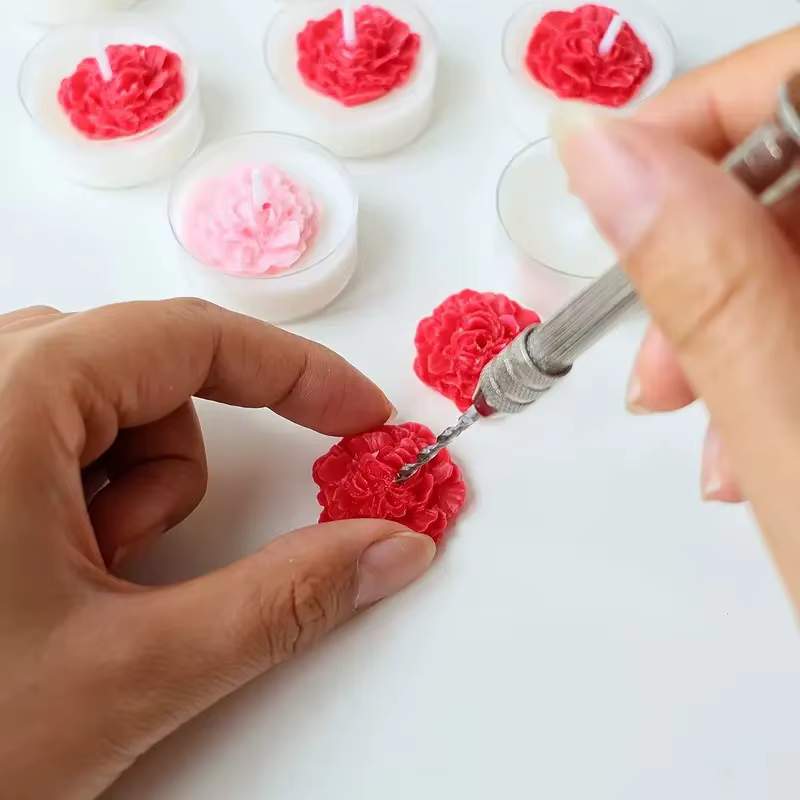 Un ensemble d'outils de poinçonnage pour la fabrication de bougies