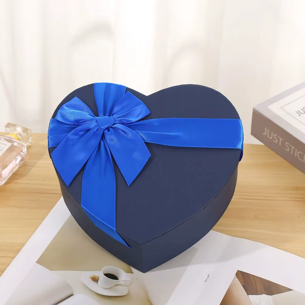 Nouvelle boîte cadeau en forme de cœur rouge avec couvercle