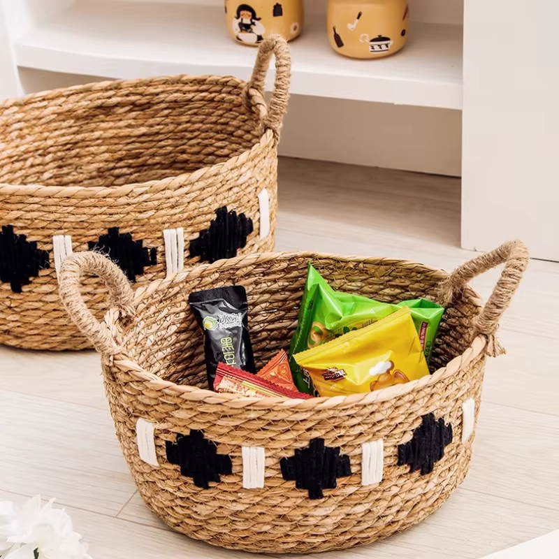 Panier de rangement tissé à l'herbe fait à la main