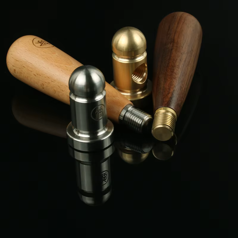 Petit marteau à graisse en laiton et bois de pêche noir