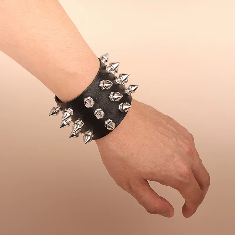 Bracelet punk pour hommes et femmes, bracelet gothique en cuir noir avec clous en métal cloutés, rivets à pointes, manchette réglable
