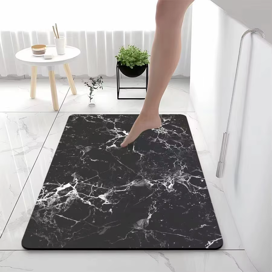 Marbre de luxe léger, boue de diatomée, tapis de sol absorbant l'eau à séchage rapide, antidérapant et résistant à la saleté sur la porte de la salle de bain