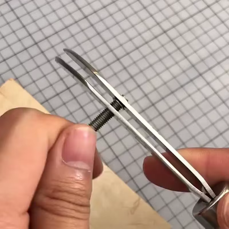 Outil de rainurage et de plissage du cuir réglable pour la couture des bords