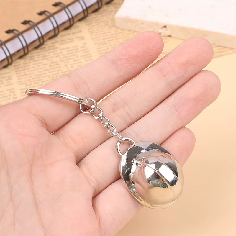 Porte-clés de voiture avec mini casque dur en métal, porte-clés, simulation créative, casque 3D, événement, vacances, cadeau pratique, pendentif, protection de sécurité