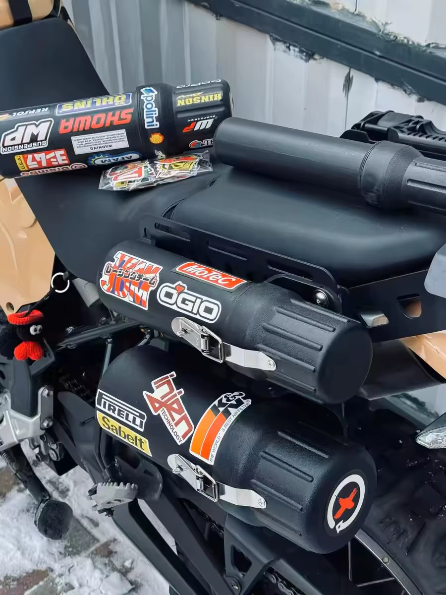 Boîte à outils rigide universelle étanche et antichute pour motos et véhicules électriques.