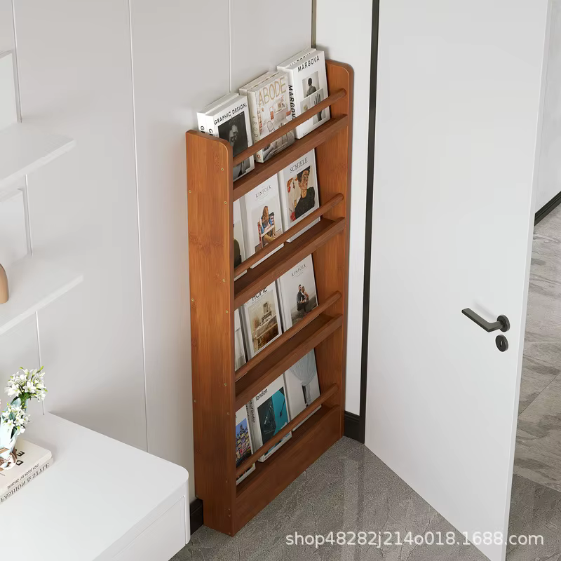 Derrière la porte, il y a une petite bibliothèque, une bibliothèque ultra-mince multicouche en bois massif, un porte-journaux, un enfant à fente étroite