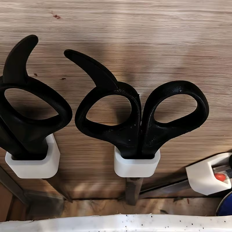 Organisateur de rangement pour ciseaux de machine à coudre avec support adhésif