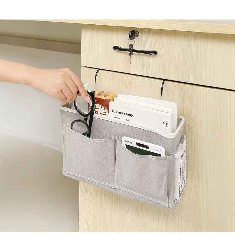 Nouveau panier de rangement suspendu pour lit, support de rangement pour télécommande et livres, sac de rangement pour dortoir avec crochet et poche de chevet.