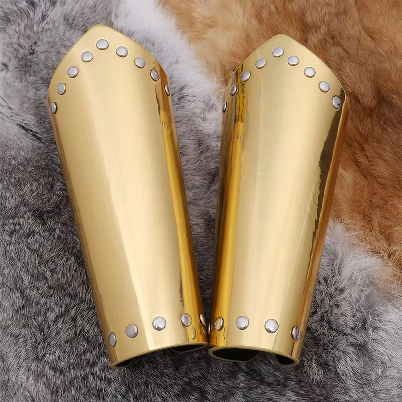 Protège-bras médiévaux en argent et or avec rivets