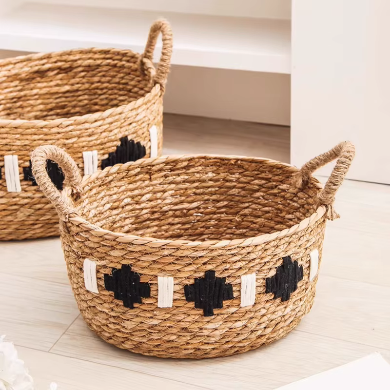 Panier de rangement tissé à l'herbe fait à la main