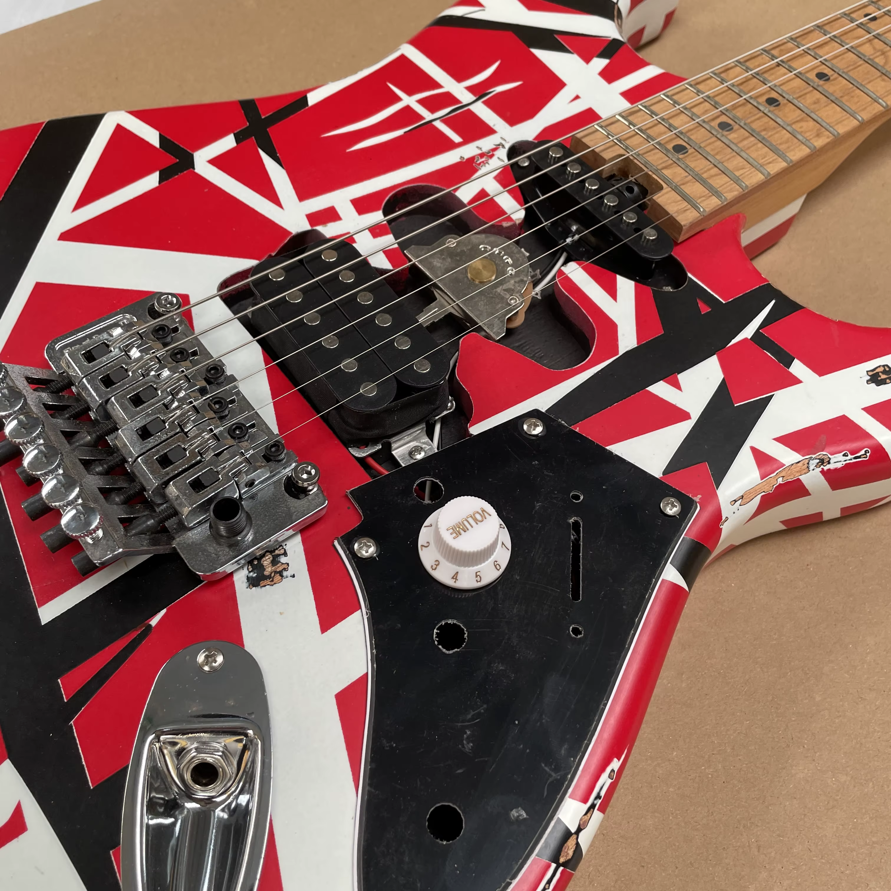 Guitare électrique à 6 cordes de style vintage avec micro SH et système de trémolo, guitare électrique rock