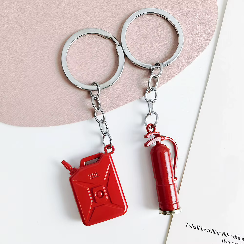 Porte-clés de pompier en forme de tambour d'huile rouge