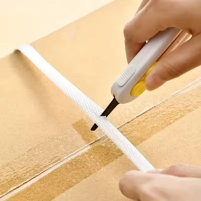 Cutter magnétique rétractable à verrouillage automatique