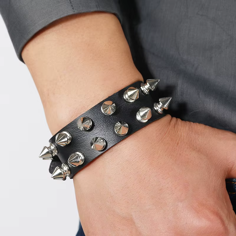 Bracelet punk pour hommes et femmes, bracelet gothique en cuir noir avec clous en métal cloutés, rivets à pointes, manchette réglable