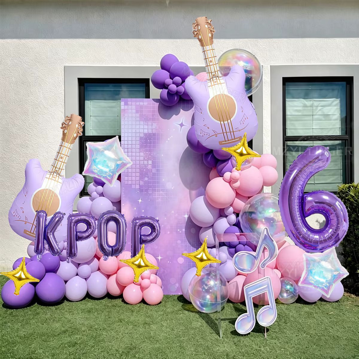 Décorations de fête d'anniversaire sur le thème de la musique violette