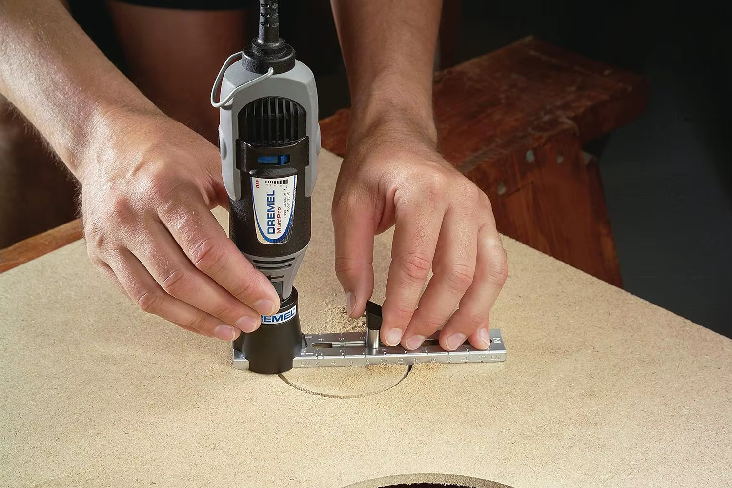 Outil de coupe circulaire et guide à bord droit Dremel