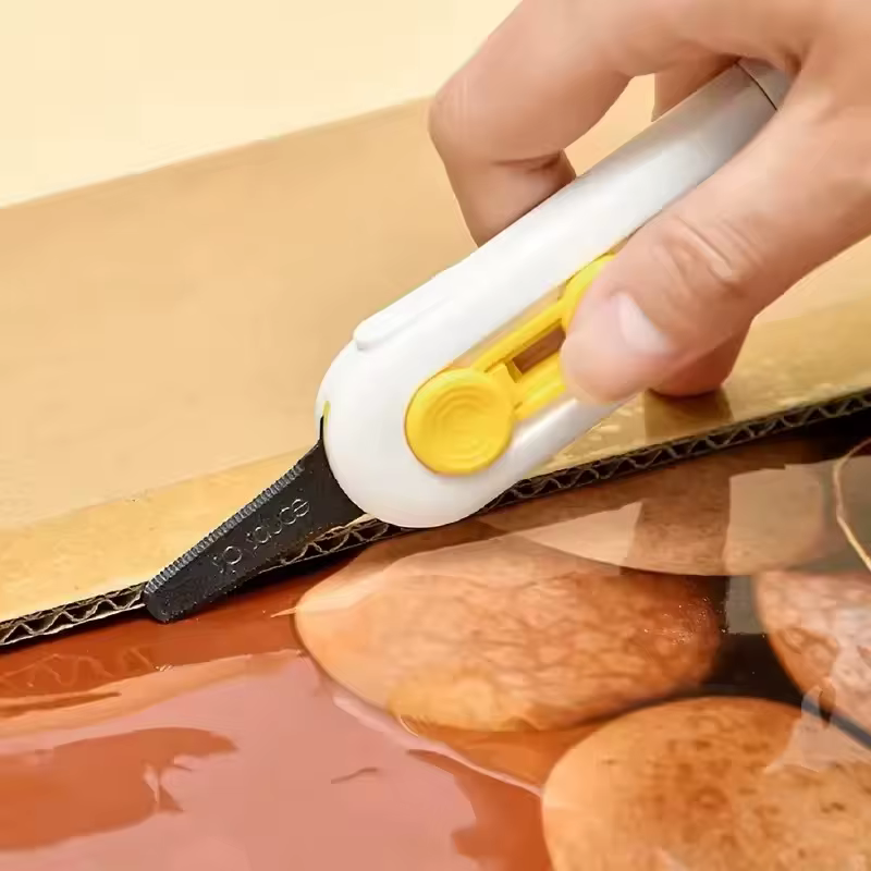 Cutter magnétique rétractable à verrouillage automatique