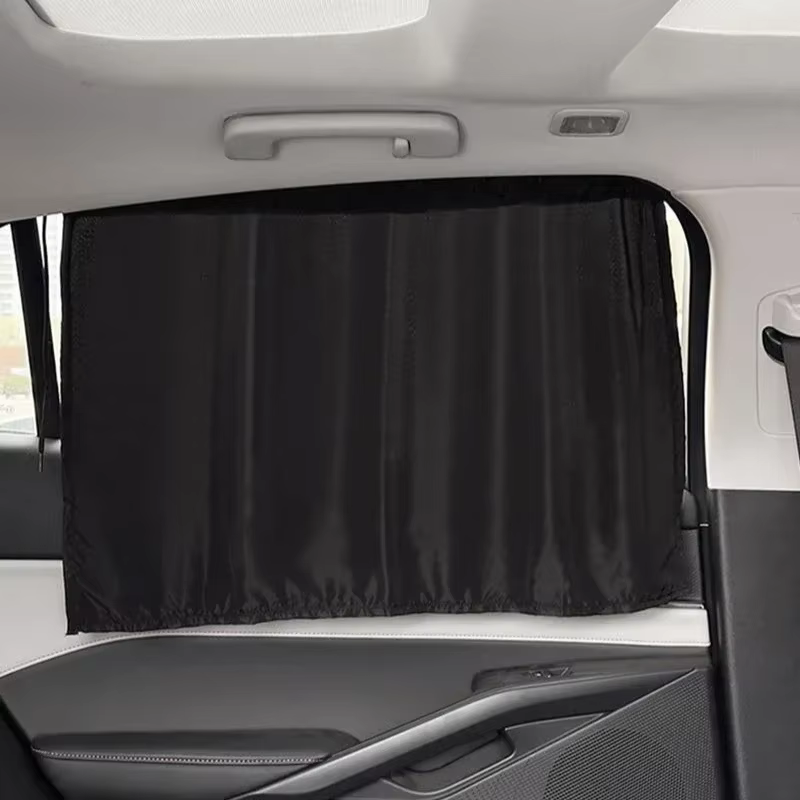 Rideau à ventouse dans la fenêtre de la voiture