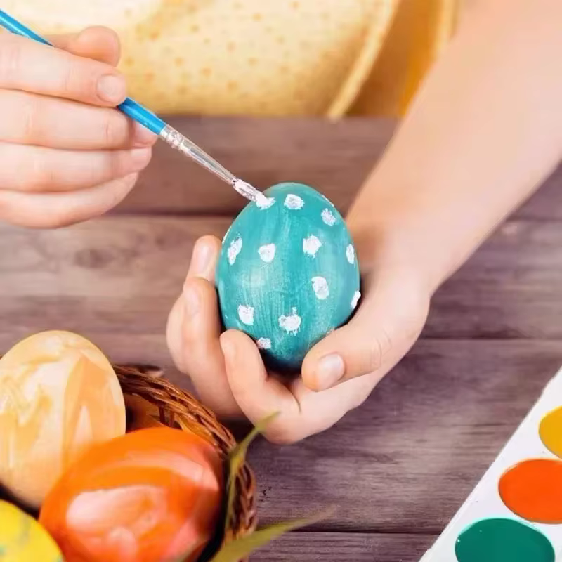 Oeufs de pâques en bois faits à la main