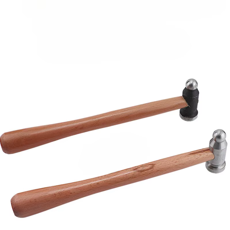 Marteau à tête ronde avec manche en bois