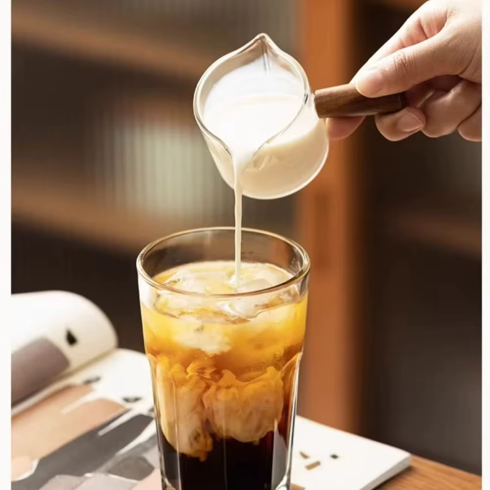 Tasse à mesurer en verre transparent de 75ml, avec poignée en bois, carafe à lait à double bec, outil de cuisine pratique pour la préparation du café, 1/2/5 pièces