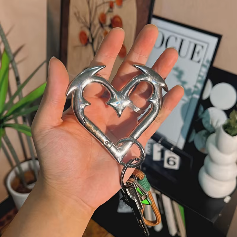 Porte-clés gothique en forme de cœur
