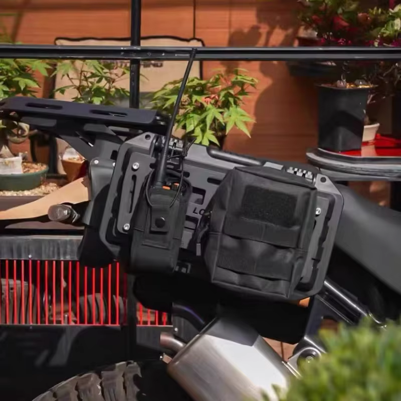 Boîte à outils rigide universelle étanche et antichute pour motos et véhicules électriques.