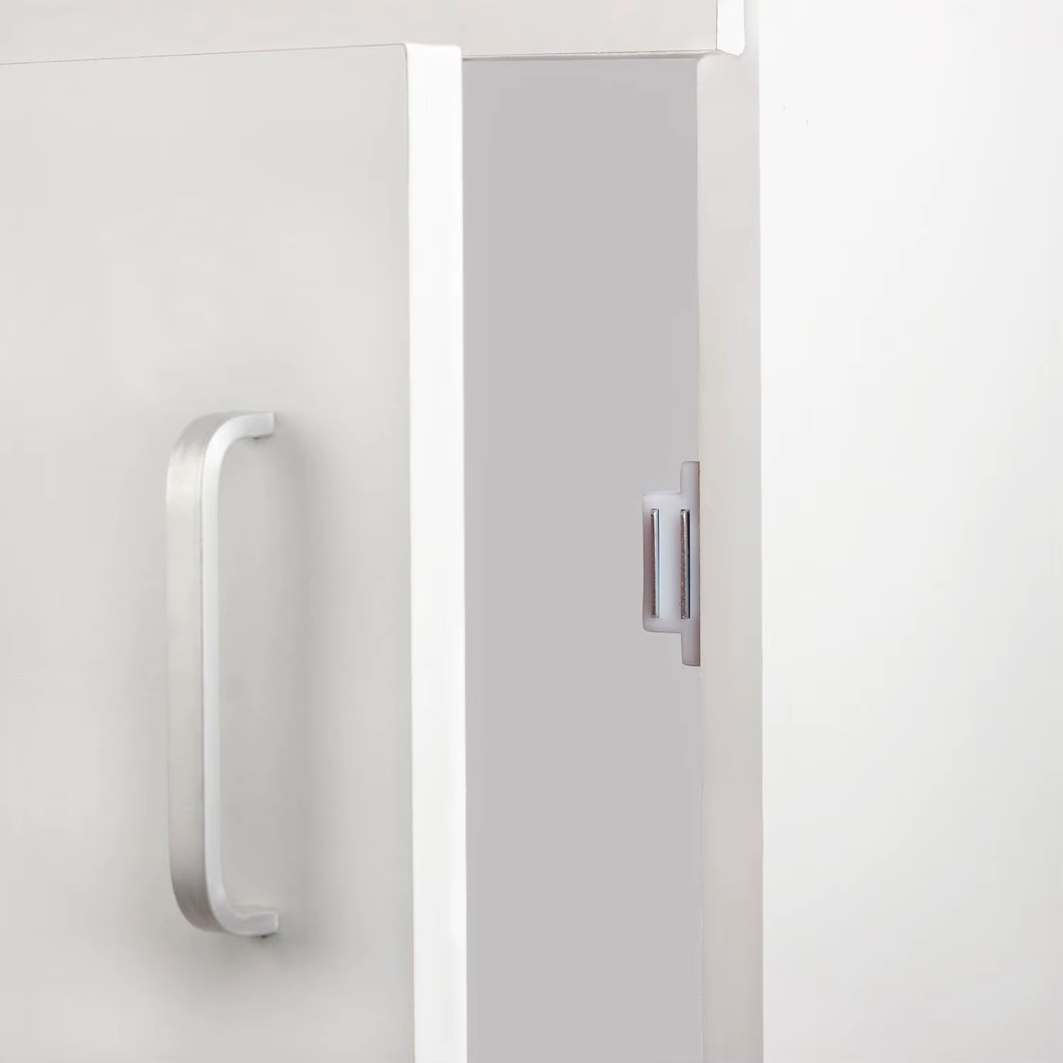 Loquet magnétique pour porte d'armoire de cuisine