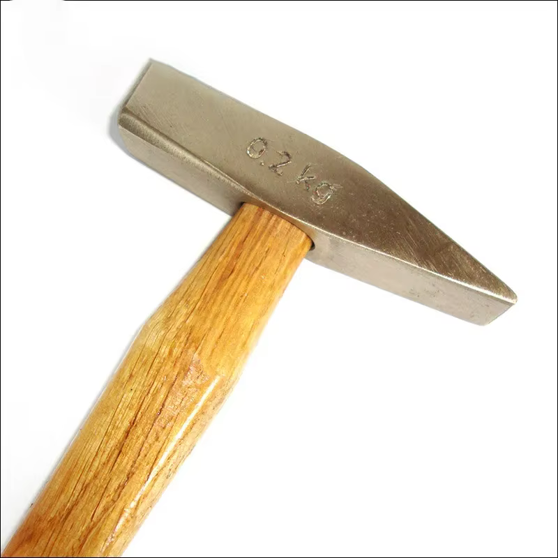 Marteaux copiés de charpentier professionnel